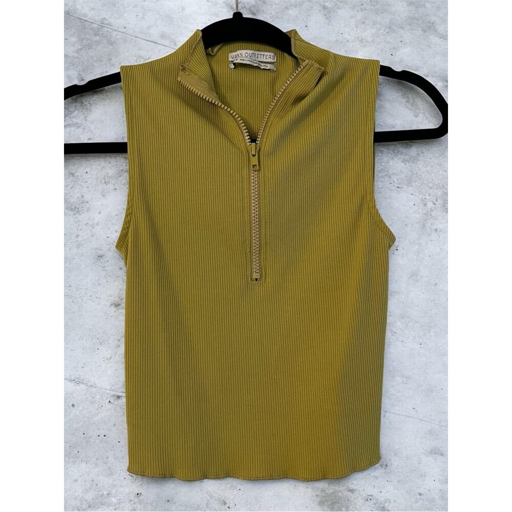 Cropped Ribbed Halter Tank Top - Picture 3 of 3